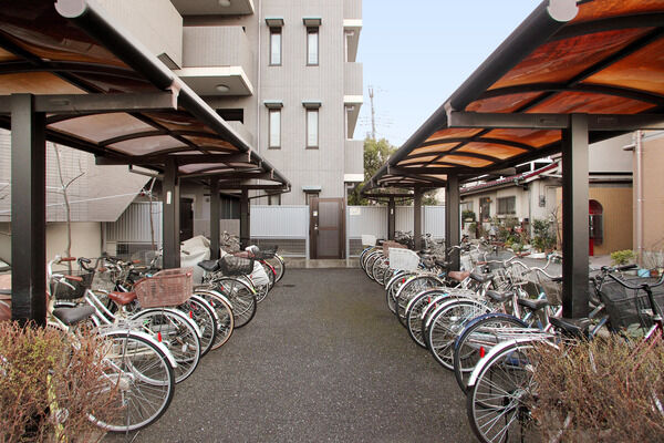 二列に並ぶ自転車置場は30台収容可能。		