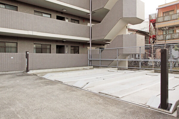 駐車場は、敷地内18台、敷地外12台分設置。