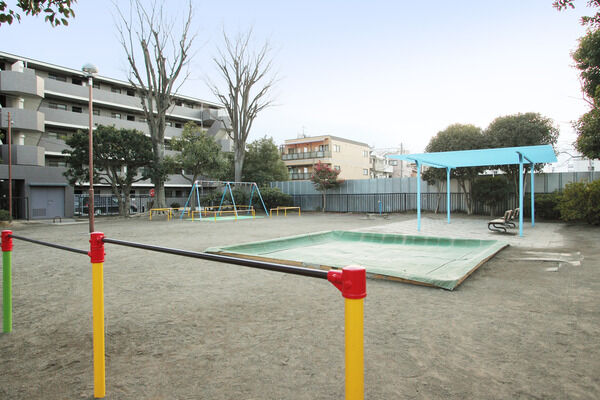 建物のすぐ南側には遊具を備えた「新作第3公園」は約20m（徒歩1分）。