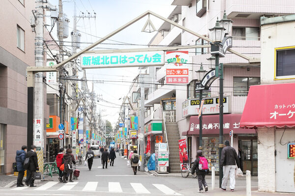 駅周辺に広がる商店街「新城北口はってん会」。