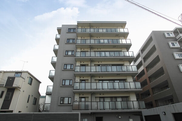 【パークホームズ武蔵新城ツインソリッド】玄関ドアまでの、植栽が日々の暮らしに潤いと安らぎを与えます。