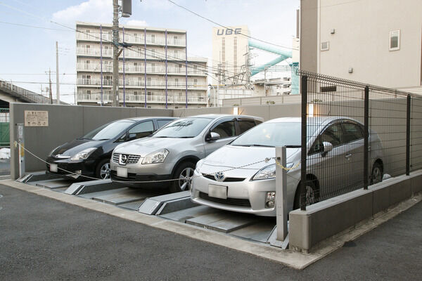 敷地内には、11台収容の駐車場、39台収容の駐輪場を設置。