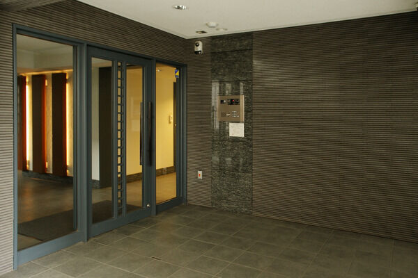 エントランスには、暮らしの安全をまもる、TVモニター付インターホンを設備。	