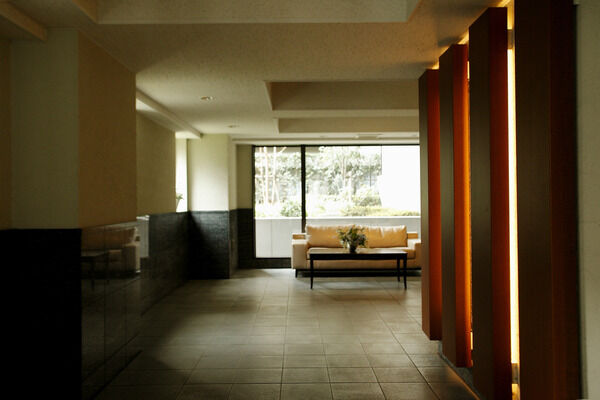 ラウンジのような、気品高いエントランスホール。