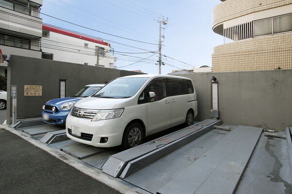 18台収容の駐車場、45台収容の駐輪場を敷地内に設置。