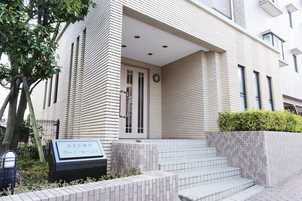 格調高いエントランスが、住まう人を、訪れる人を優しく迎え入れます。