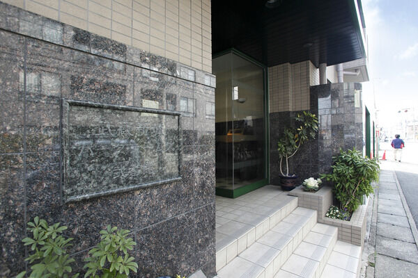 【武蔵新城パーク・ホームズ弐番館】御影石を使った高級感のあるエントランスアプローチです。