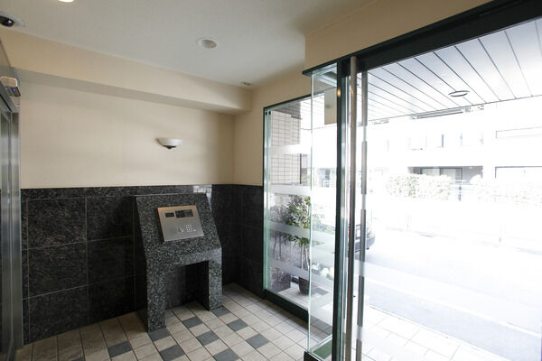 住戸と同じく、大きな窓から陽光が優しく差し込む明るいエントランスです。