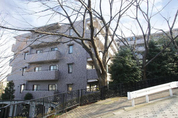 【パークハイム溝の口】採光と眺望に配慮されたＬ字型配棟計画がされています。