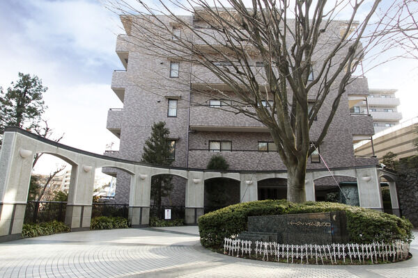 【パークハイム溝の口】斜面立地を巧みに活かした造形美が、東西南北に新たな表情を醸し出します。