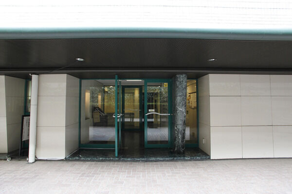 留守時の宅配物も安心の宅配ロッカーが設置されています。