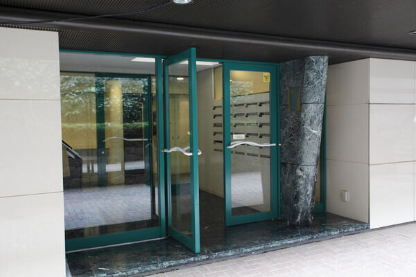 大理石の光沢が人を迎えるエントランスホールが広がります。