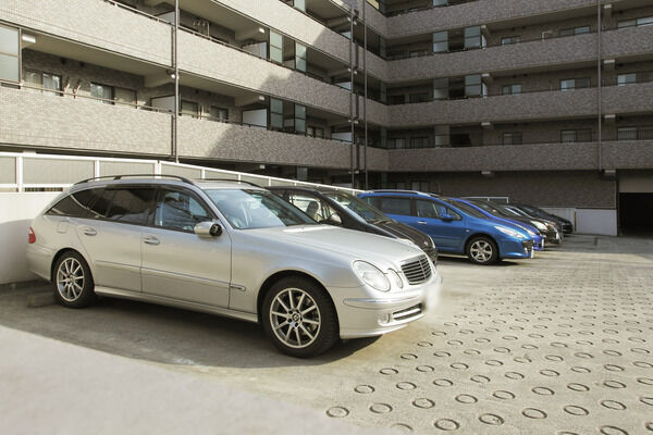 敷地の頂上部に位置する車専用スロープから出入りする駐車場棟。