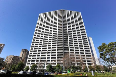 格調高くそびえる32階建てのタワー。モノトーンカラーがシャープな印象です。 格調高くそびえる32階建てのタワー。モノトーンカラーがシャープな印象です。