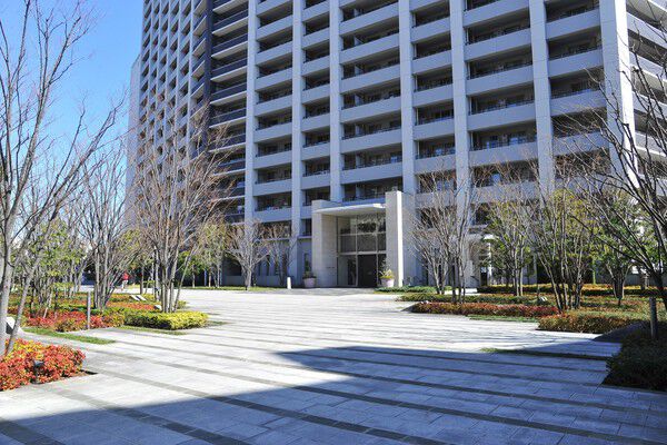 ケヤキのアプローチが住まう人やゲストを優しく迎えてくれます。