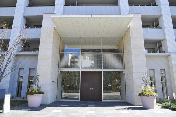 2層吹き抜けの「グランドエントランス」。車寄せを配したパークエントランスも用意。