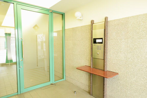 ガラス扉で明るさを保つパブリックゾーンにある受付。