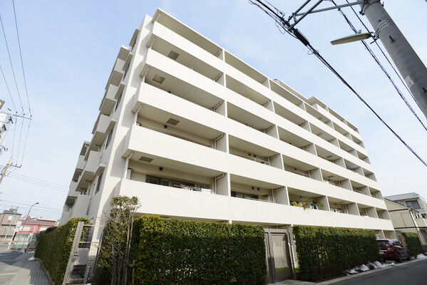 【パークホームズ高津】太陽に照らされて輝きを増すホワイトグレーを基調とした外壁。 【パークホームズ高津】太陽に照らされて輝きを増すホワイトグレーを基調とした外壁。