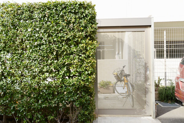 共用廊下とつながる駐輪場。63台の自転車を収納することができます。