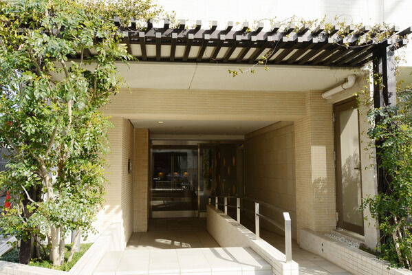 エントランス両脇のグリーンを配したアプローチからエントランスへ。