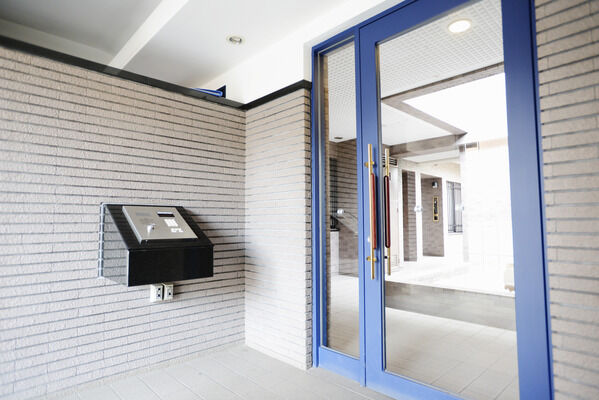 エントランス内には、「宅配ロッカー」を設置。配達時間を気にせず出かけられます。