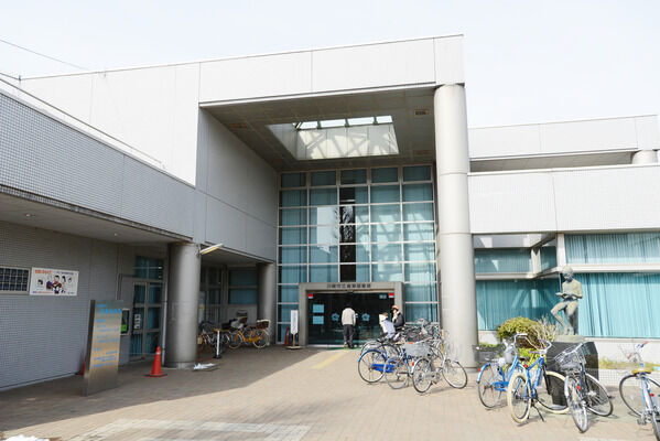 「川崎市立高津図書館」は、約1,100m（徒歩14分）。