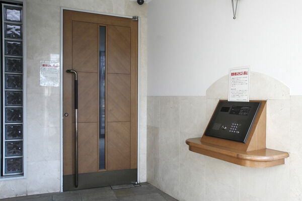 ナチュラルな印象のエントランスホールにはオートロックシステムを配備。