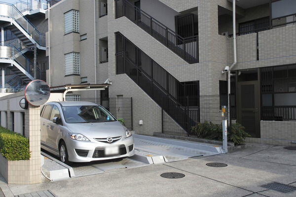 敷地内には、13台収容の駐車場を設置。