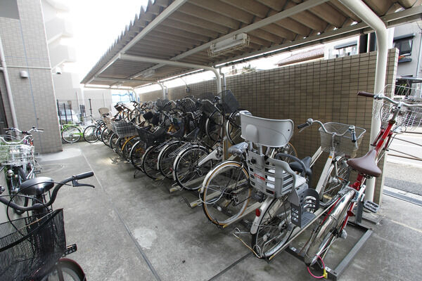 敷地内には、13台収容の駐輪場、1台設置のバイク置場を設置。
