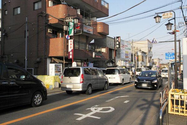 「久地」駅前に広がる商店街。