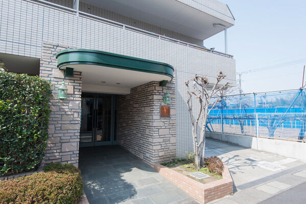 眺望の良い高台に建つ総戸数42戸、低層3階建て。