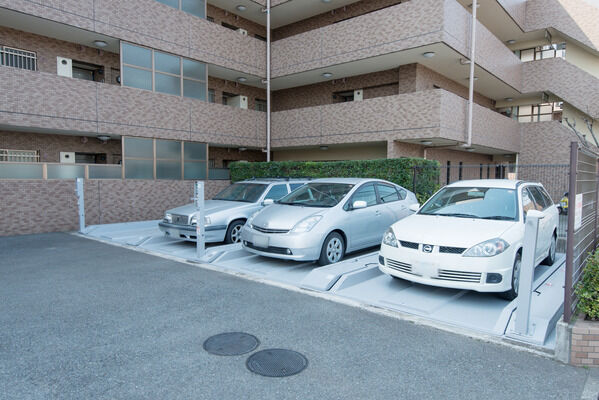 敷地内に県道9号線に面した機械式の駐車場をご用意しました。