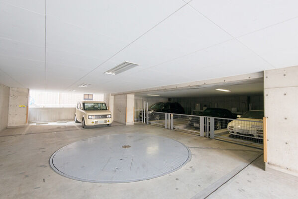 ターンテーブルを配した屋内に設置された機械式駐車場。