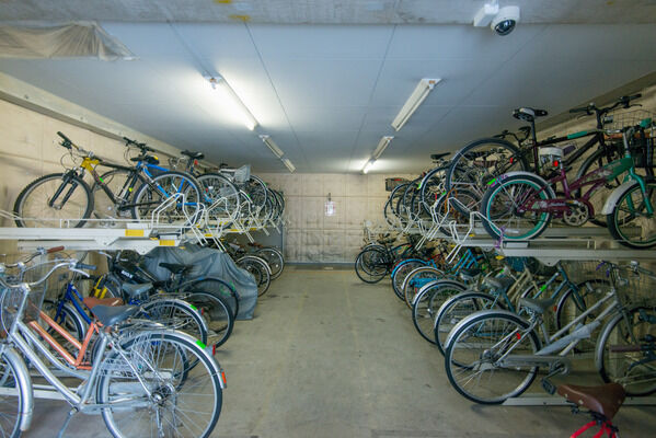 2段式の自転車置場を用意。