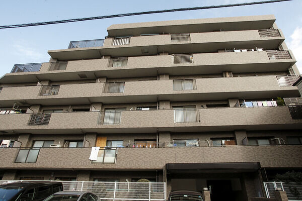 【多摩川中野島パークホームズ】外壁は総タイル貼りとなっており、落ち着いた佇まいとなっています。