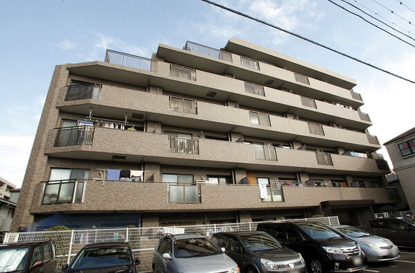 【多摩川中野島パークホームズ】全戸数26戸、6階建のつくりとなっており、駐車場は全戸数分備わっています。