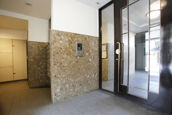 エントランス周辺は、可能な限りスペースを確保し、安全面を考慮しています。