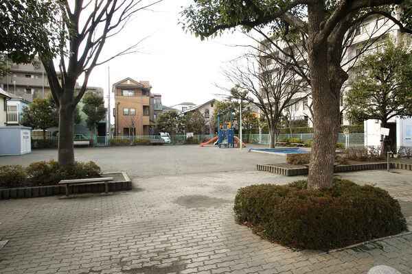 「下布田公園」は、約100m（徒歩2分）。