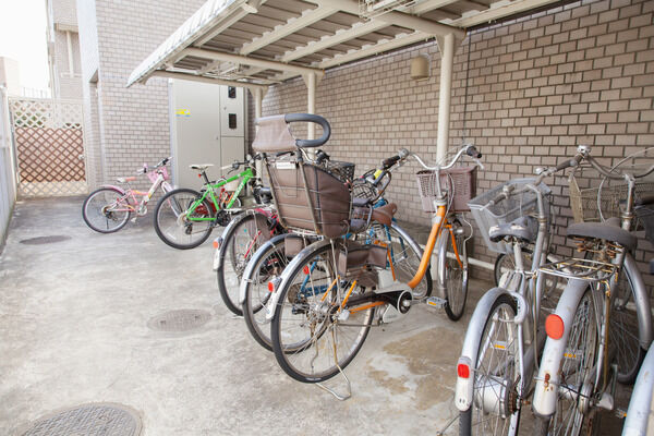 14台分収容可能な屋根付きの自転車置場。