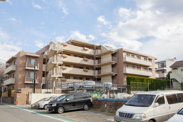 【パークホームズ鷺沼南ブライトアヴェニュー】ブラウンとオフホワイトのタイルに包まれた美しいフォルム。		 【パークホームズ鷺沼南ブライトアヴェニュー】ブラウンとオフホワイトのタイルに包まれた美しいフォルム。