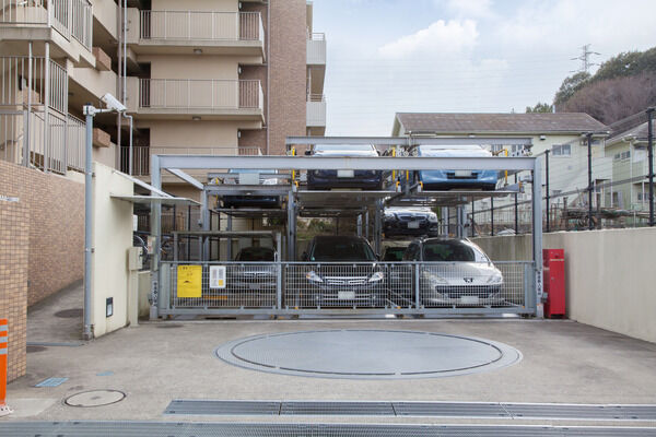 20台収容の機械式駐車場。ターンテーブルで車庫入れもスムーズ。		