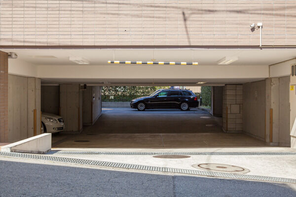 駐車場は全戸数分（14台分）用意されています。