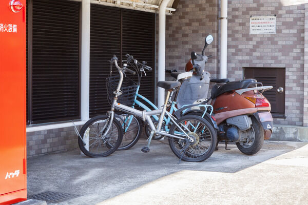 屋根付きの5台収容のバイク置き場と17台収容の自転車置き場を完備。