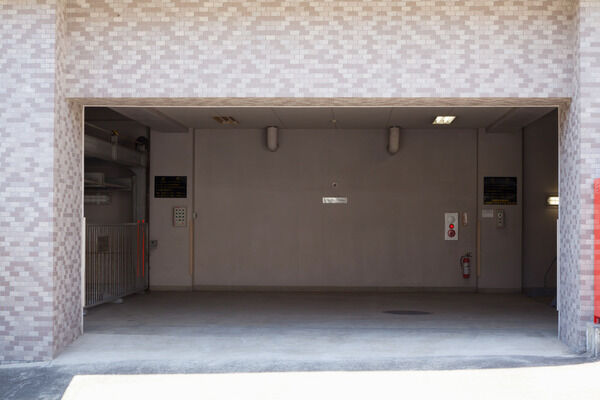 屋内に14台収容可能な機械式駐車場を用意しています。