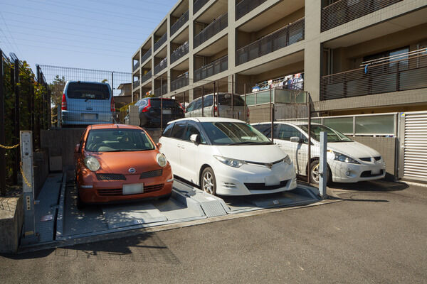 駐車場は29台収容、駐輪場は36台収容、バイク置場は3台収容。