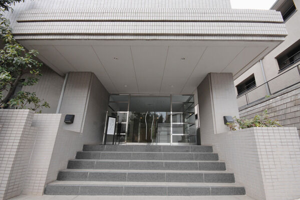 エントランスホールは御影石の床と大理石の壁が高級感を演出。		