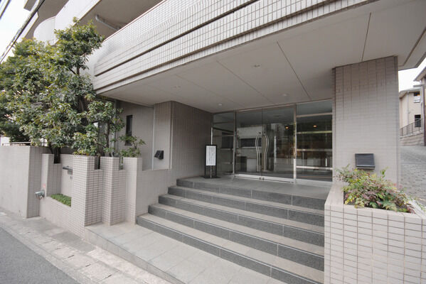 オートロックシステムが暮らしの安全とプライバシーを守ります。		