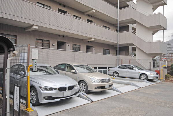 敷地内の駐車場は10台を収容。自転車置き場は30台分を用意しています。		