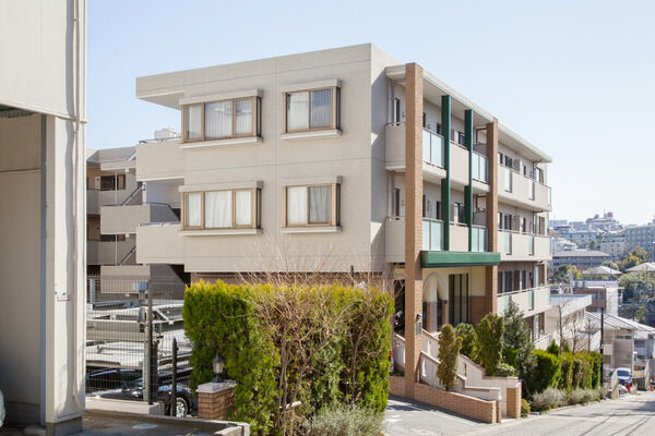 【宮前平パーク・ホームズヒルテラス】南傾斜の敷地に建つ、地上5階建て、総戸数38戸のコミュニティです。