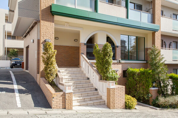 グリーンの庇が印象的なエントランス。シンボルツリーが優しく迎えてくれます。